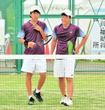 ソフトテニス男子個人　４回戦でポイントを奪い、笑顔を浮かべる吉川（右）と冷静な表情の実田＝北海道苫小牧市緑ケ丘公園庭球場