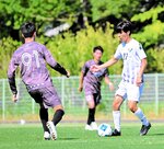 ＳＣ鳥取ＤＳ―けろー会　ＳＣ鳥取ＤＳは前半、矢倉（右）が積極的にゴールに迫る＝どらドラパーク米子球技場
