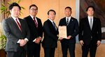 平井知事（左から３人目）に提言書を手渡す岸本委員長（同４人目）＝２５日、鳥取県庁