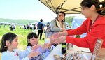 屋台のかき氷を受け取る子どもたち＝４日、鳥取市青谷町吉川の青谷かみじち史跡公園