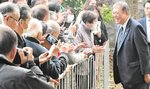 地元の支援者らに笑顔で歩み寄る石破首相（右）＝２０２４年１２月１日、鳥取県八頭町郡家殿の和多理神社