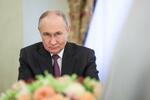 　２２日、ロシア・モスクワで宗教関係者と会談したプーチン大統領（タス＝共同）