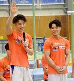 　練習を公開した体操男子の杉野正尭（左）と岡慎之助＝１５日、神奈川県鎌倉市