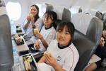 　周遊フライトで機内食を楽しむ茨城県稲敷市内の小学６年生＝２４日午後