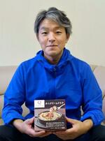 　カニクリームドリアを手にする前田水産の前田哲弥社長＝２０２４年１０月、鳥取県米子市