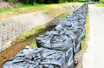 美の谷川右岸に配置された土のう＝香美町香住区油良