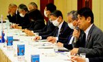 大阪・関西万博を前に県内への誘客促進策について説明する担当者＝１５日、ＪＲ鳥取駅前のホテルニューオータニ鳥取