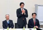 　勉強会であいさつする小林元経済安保相（中央）。左は伊吹文明元衆院議長＝２７日午後、国会