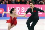 　フィギュアスケート世界選手権、ペアのフリーで演技する三浦璃来（左）、木原龍一組＝３月、ボストン（共同）