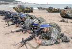 　韓国海兵隊の上陸訓練＝２０１７年、韓国・浦項の海岸（共同）