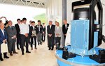 開所式で関係者に公開された小長辿発電所の水車発電機＝４日、香美町小代区久須部