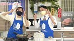 カニのポーズで鳥取県をＰＲする菊地さん（左）と平井知事（菊地さんの公式チャンネルから）