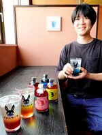 独自に開発したコーラを手に「鳥取の農産物はポテンシャルが高い。そのおいしさをコーラで伝えたい」と意気込む宮崎さん＝鳥取市賀露町北１丁目