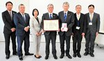 寄贈式に出席した鳥取銀行の池内常務執行役員（左から４人目）ら関係者（鳥取銀行提供）＝２１日、鳥取県庁
