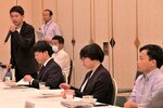 県の若者のＵターン・定住施策に提言する若者代表＝２０日、鳥取市内のホテル
