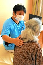 利用者とゆったりと話す田中主任（左）＝米子市上後藤３丁目の仁風荘