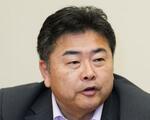 　インタビューに答えるれいわ新選組の高井崇志幹事長