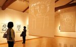 因州和紙を使った多彩な作品が並ぶ会場