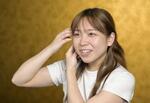 　「スプーンの背で凝りをほぐすと、目の疲れもすっきりします」と話す磯貝麻里さん