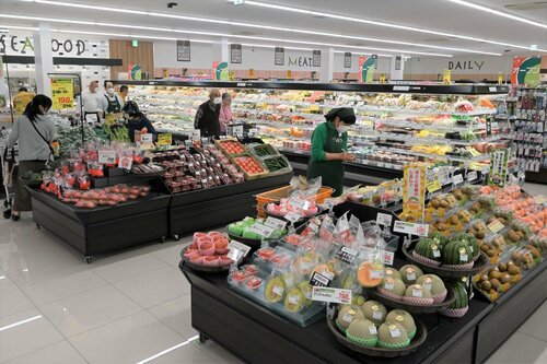 Ａコープみぞくち店跡に移転オープンしたまるごう溝口店内＝１７日、伯耆町溝口