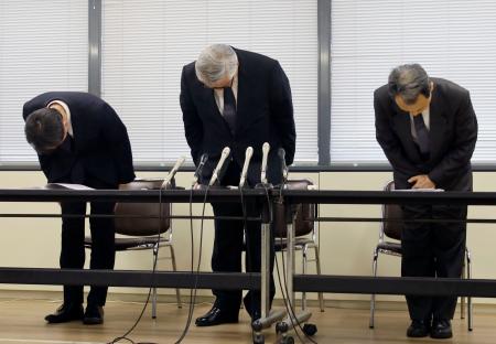 　記者会見で謝罪する神戸市立医療センター西市民病院の中村一郎病院長（中央）ら＝２日午後、神戸市中央区
