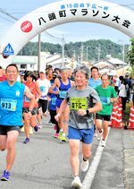 ５㌔の部を４年ぶりに走った森下広一さん＝９日、八頭町坂田
