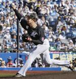 　６回に登板し、１回無失点で２勝目を挙げたロッテ・国吉＝ＺＯＺＯマリン