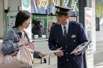 　２０１５年の殺人、放火事件から１０年となり、情報提供を呼びかける神奈川県警小田原署員（右）＝２１日午前、神奈川県湯河原町
