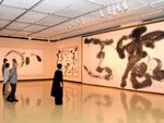節目を記念し、少字数書の大作が並ぶ会場＝８日、鳥取市の県立博物館