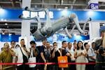 　北京で行われた展示会に出展された宙返りするロボット＝２０２４年８月（共同）