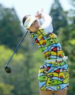 　第２日、ショットを放つ仲村果乃。通算７アンダーで首位＝浜野ＧＣ