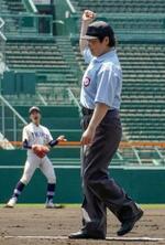 　甲子園球場で行われた軟式高校野球の交流試合で、三塁審判を務めた松本京子さん＝５日、兵庫県西宮市