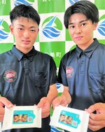 寄付を呼びかけるウエットティッシュのパッケージデザインを作製した（左から）山本さんと沼田さん＝香美町役場