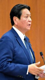 認知症行方不明者の対応について質問する湯原氏＝２４日、国会内