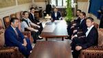 　会談に臨む野党各党の国対委員長ら＝８日午後、国会