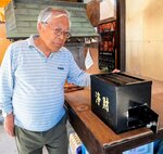 取り出し口が壊されたさい銭箱＝２９日、米子市久米町の城山大師