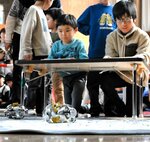 月探査ロボット「ＳＯＲＡ―Ｑ」を操作する子どもたち＝５日、鳥取市浜坂のアイエム電子鳥取砂丘こどもの国