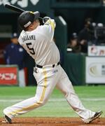 　１回ソフトバンク２死一塁、山川が左越えに先制２ランを放つ＝みずほペイペイドーム