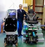 　アクセスエンジニアリングの団地の階段専用車いすロボット「ムーボット　エース　ステア」と中村賢一会長＝４月、群馬県館林市