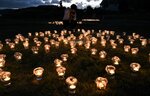 グリーンフィールドに並べられたキャンドル＝２３日、鳥取市湖山町西２丁目