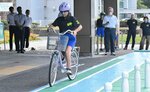 実技を披露するメンバー＝２２日、鳥取市東町１丁目の県警本部