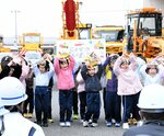 歌で除雪業者を送り出す園児ら