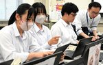講師からアドバイスを受けたり、友達同士で教え合ったりしながらゲームに挑戦する生徒ら＝４日、鳥取市東町２丁目の鳥取西高