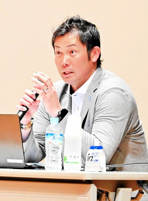 「将来の目標はどんどん声に出して」と呼びかける岩田さん＝２日、三朝町総合文化ホール