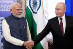 　昨年１０月、ロシア中部カザンで、プーチン大統領との会談で握手するインドのモディ首相（ロイター＝共同）