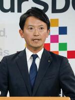 　兵庫県庁で定例記者会見する斎藤元彦知事＝２８日午後