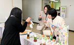 ＪＡの宅配サービスで扱う商品を試食する来場者