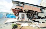 倒壊実験後の耐震シェルター外観（中央の白い箱形の構造物）＝一条工務店提供