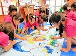 夢中で色塗りを楽しむ園児ら