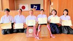 個人の部で優勝した男子の本田洋平（左から３人目）と女子の竹内陽子（同４人目）ら入賞者＝鳥取県立武道館
